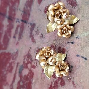 Vintage Krementz Rose Gold Flower Gold Overlay Screwback Clip On Earrings. AG964
